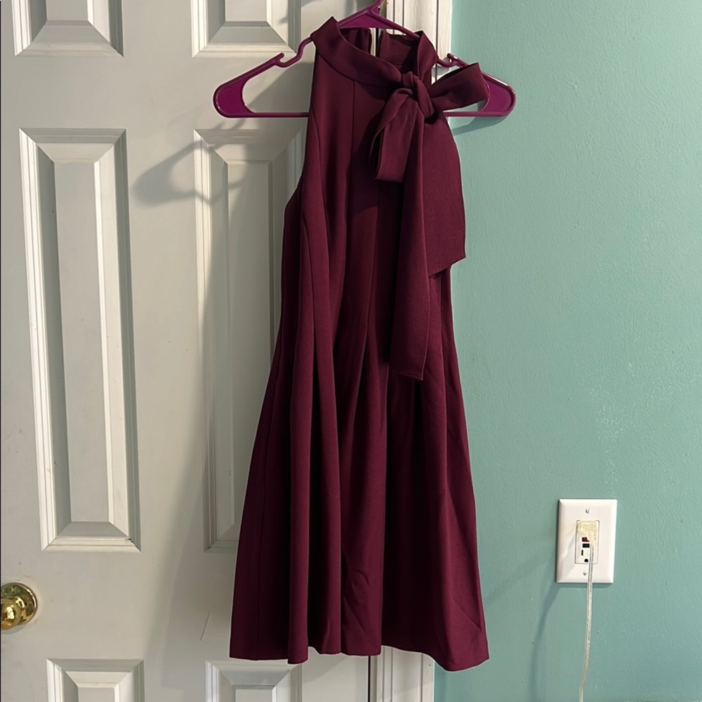 l
lVince Camuto Elegant Burgundy Sleeveless Dress
